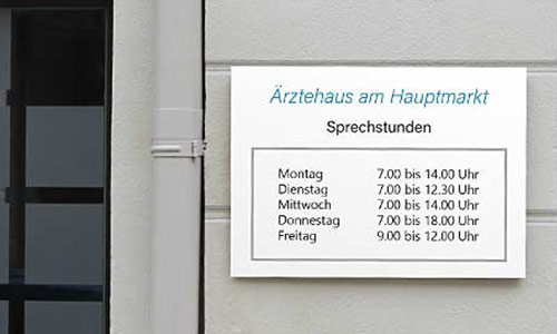 Praxisschild mit Öffnungszeiten